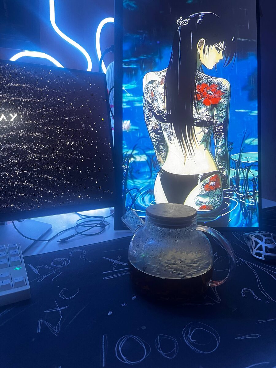 Нет, Фараону такая дама даже и не снилась 😀 Это китайская или японская, или ещё какая-нибудь восточная муза на рабочем столе компа моего парня. 18 ему уже есть! А в заварнике тот самый чай Сны Фараона. 