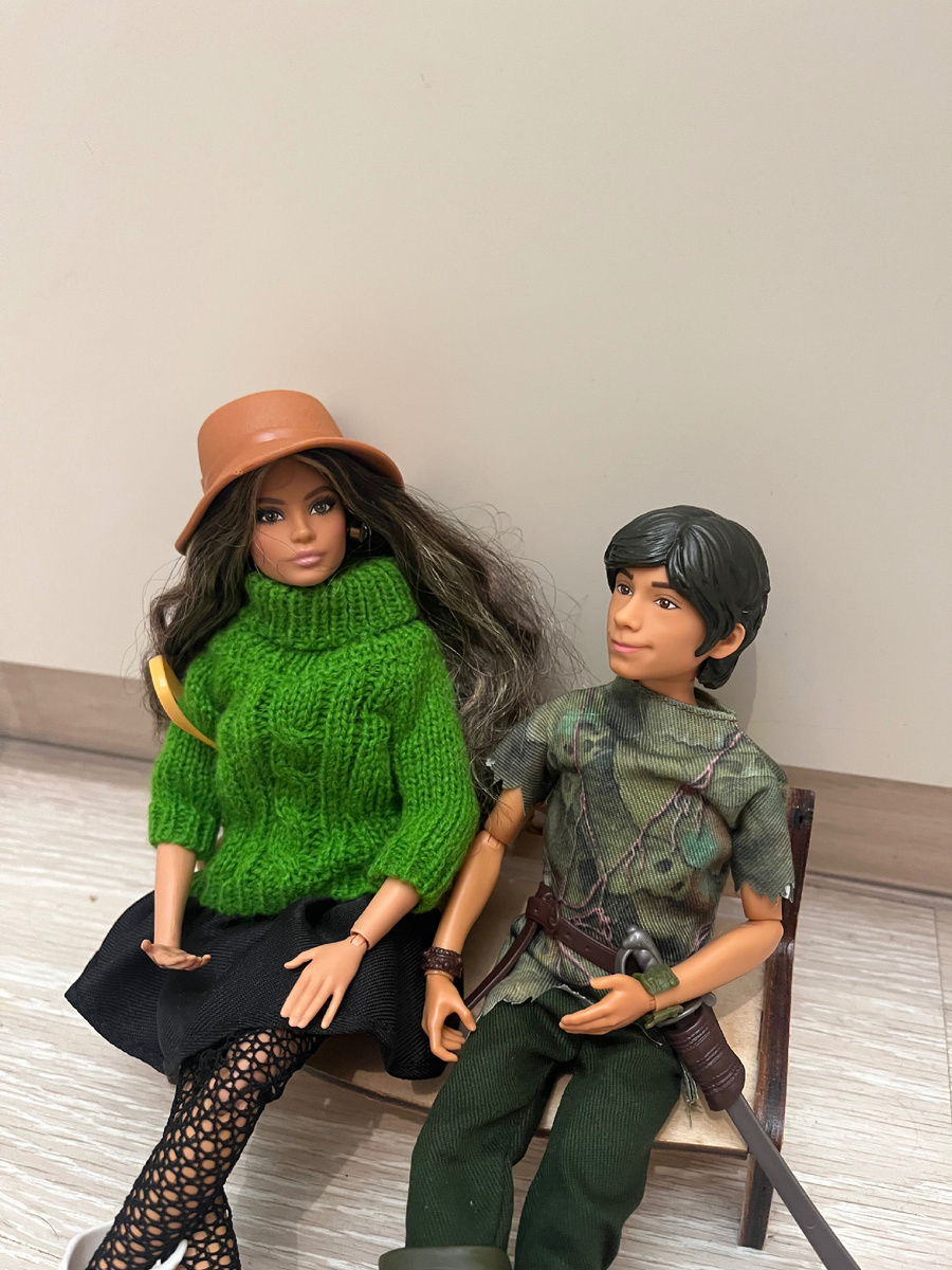 Тут он в образе Питера Пэна, спишем это на близость Хэллоуина к моменту фото. 