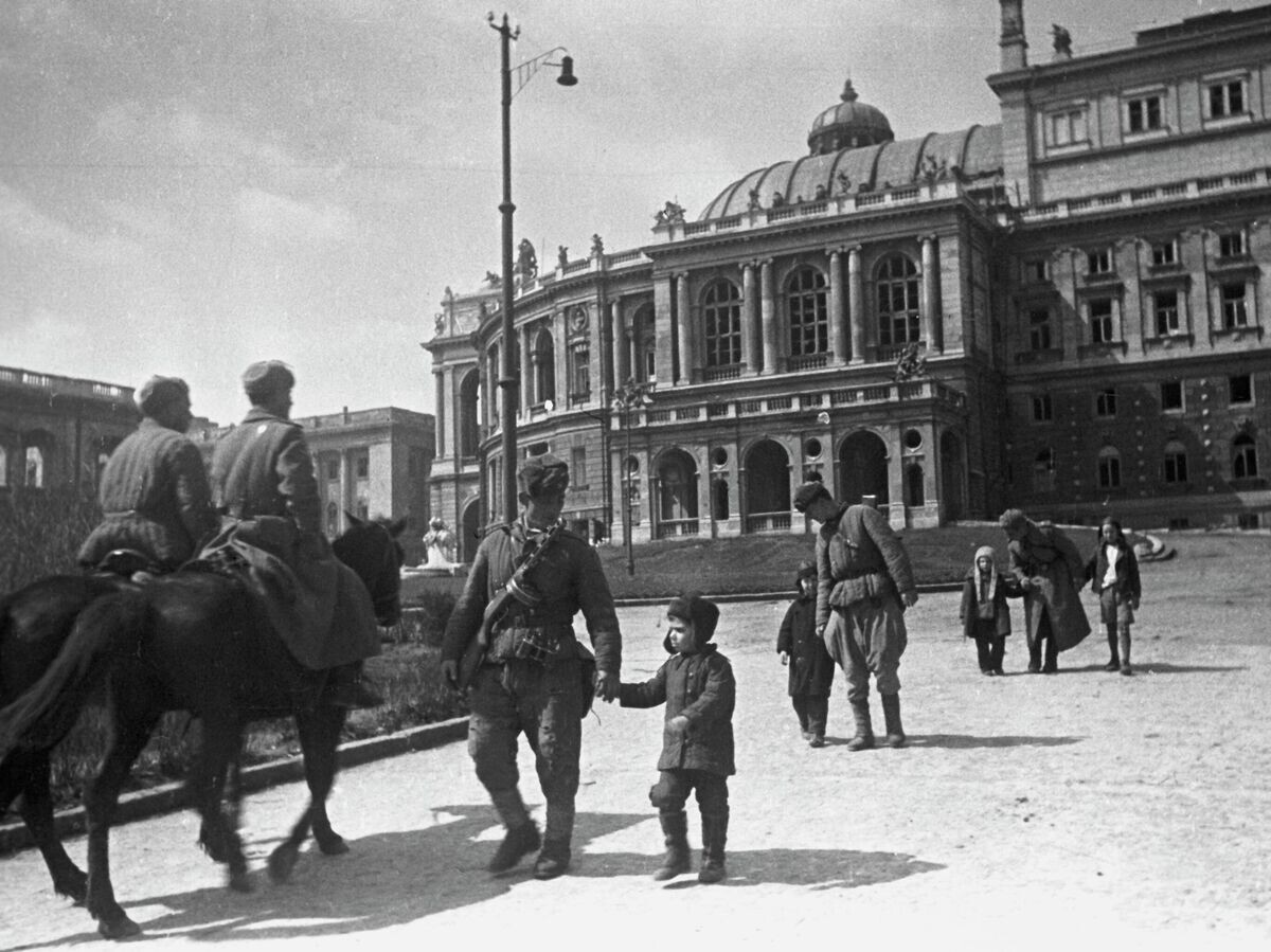    Жизнь в городе в первые дни после освобождения© РИА Новости / Георгий Зельма