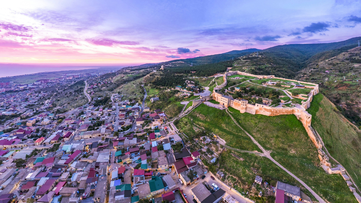 Цитадель Нарын-кала возвышается над старинными кварталами-магалами