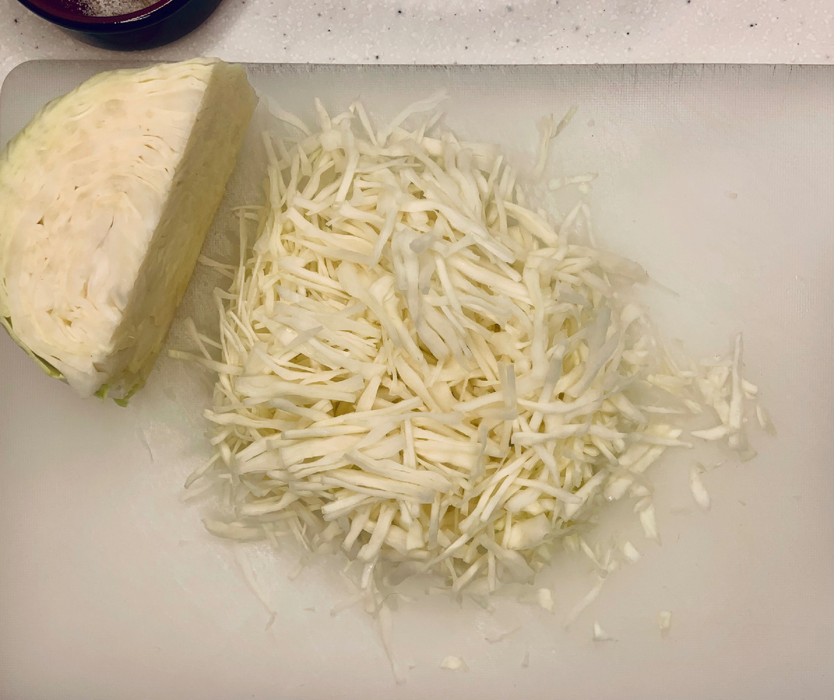 Капуста 1/2 кочана, щепотка соли