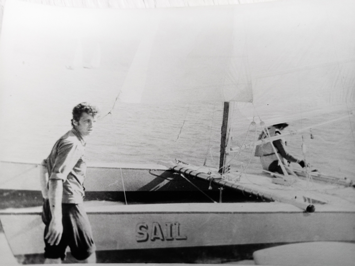 Фото Петровича у меня нет, я тогда почти не фотографировал. Ну хотя бы меня с катамараном посмотрите.