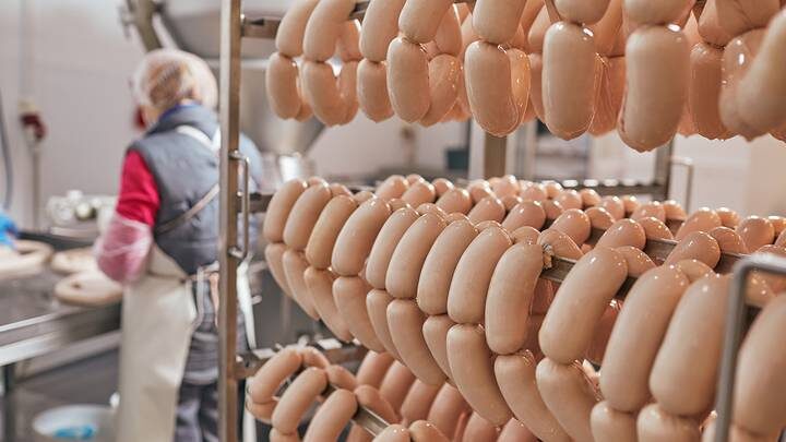 Палочка Коха на полках магазинов: можно ли заразиться туберкулезом из-за вспышки на мясокомбинате