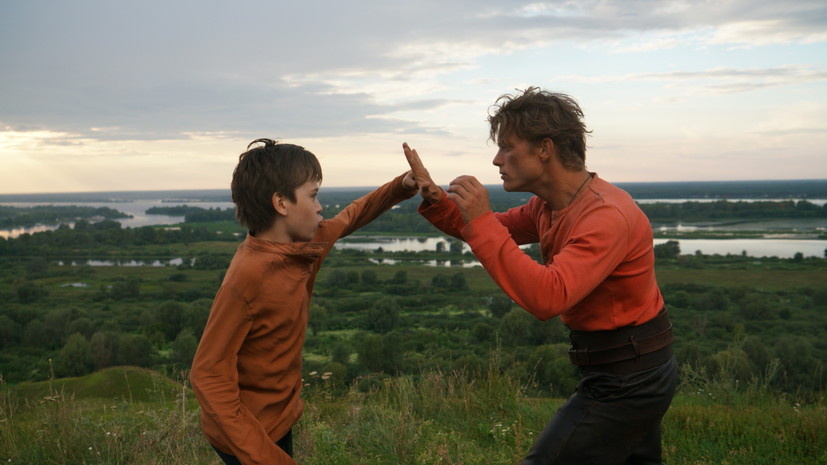     Марк-Малик Мурашкин и Евгений Ткачук на съёмках фильма «Волчок»  Пресс-служба «Централ Партнершип»