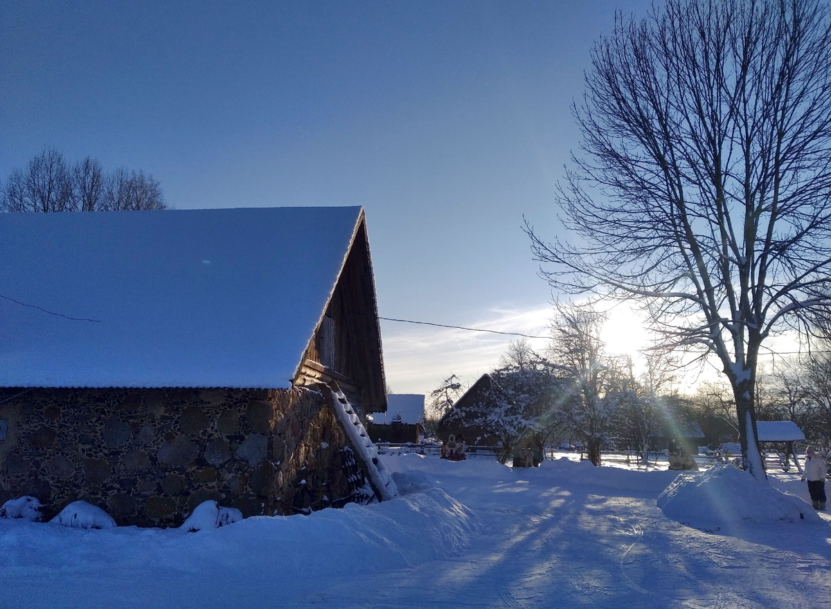 Амбар и территория музея Сето