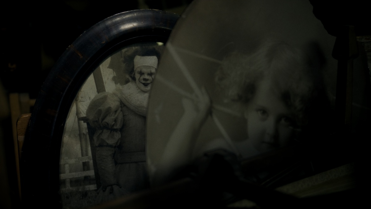 Фото Бобба Грея - клоуна Пеннивайза - в доме Ингрид