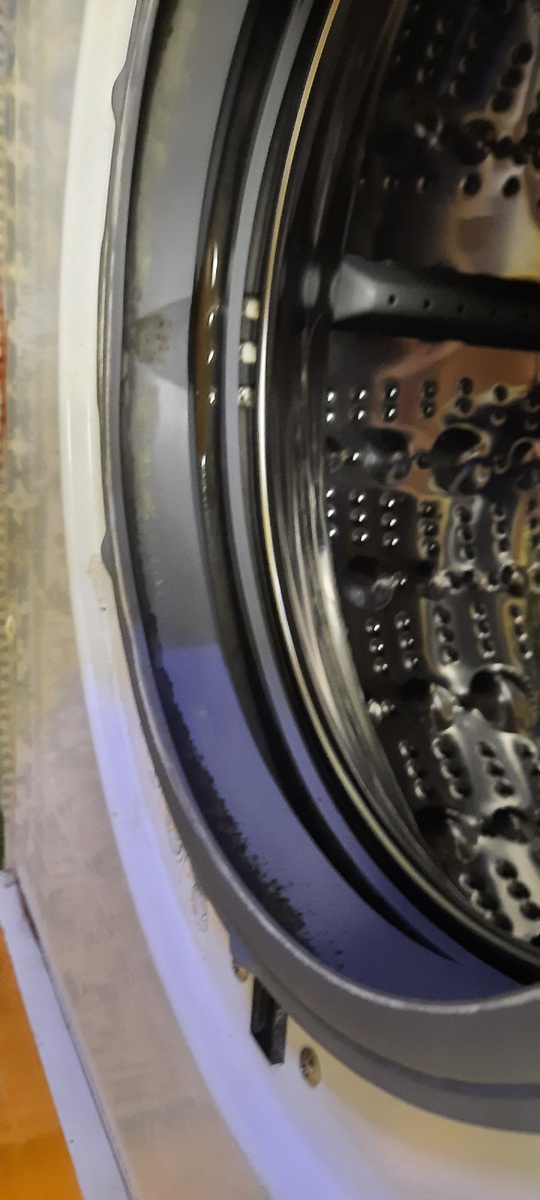 Подтекает вода через дверцу