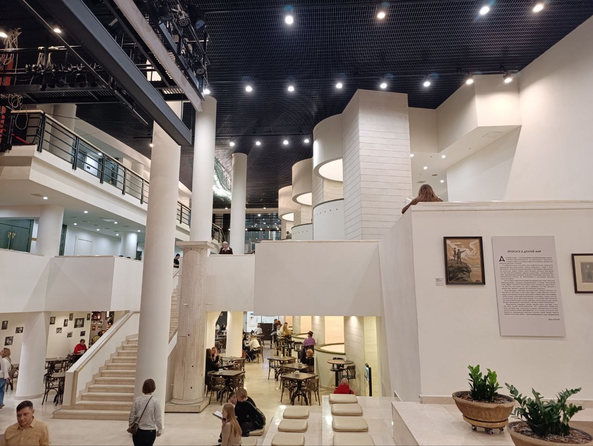 В интерьере прослеживается некий конструктивизм (если мы вдруг не правы, то архитекторы нас в комментариях поправят)