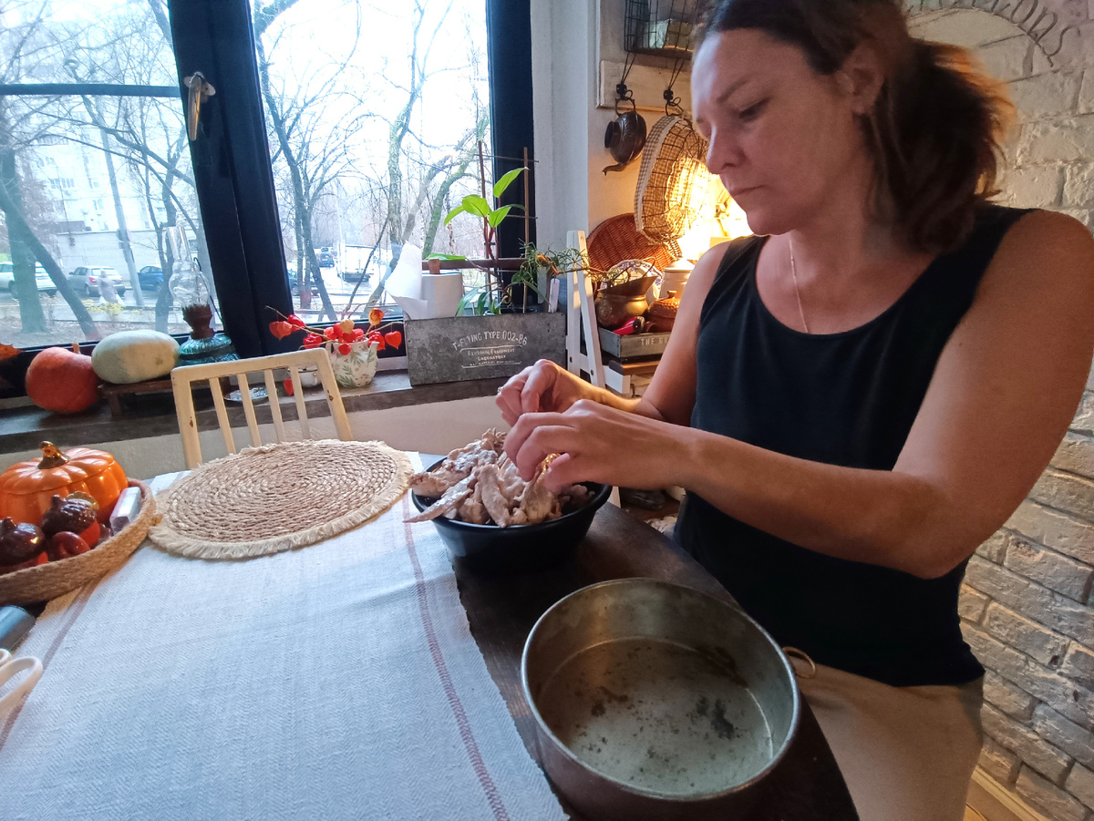 Неделю назад купили сразу три курицы, которые я сразу и переработала - в бульон, делаю его очень концентрированный, крылья-ноги для жарки, куриные котлеты и паштет