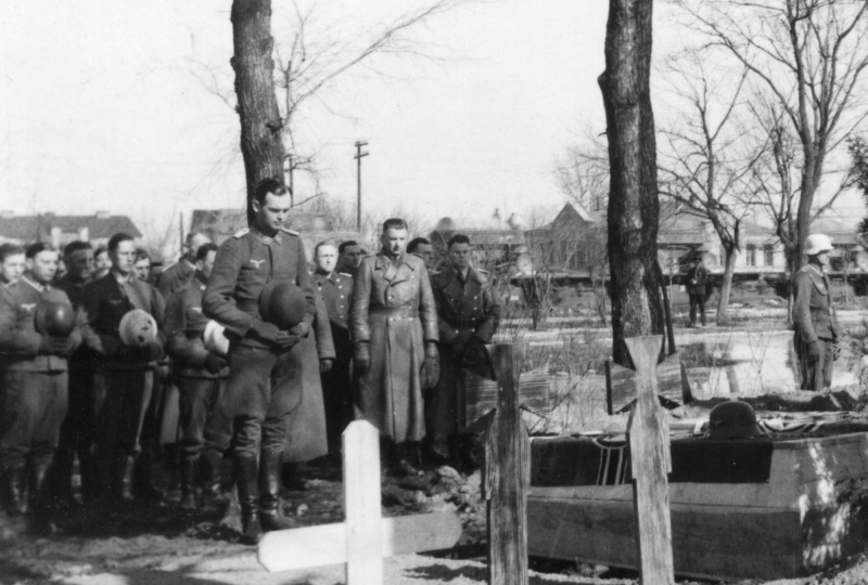 Местные жители не верили своим глазам: немецкий генерал стоял, склонив голову на могиле советского офицера