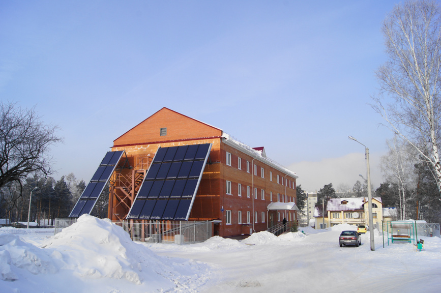 Энергоэффективный дом с солнечными панелями