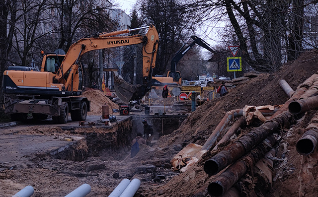 На улице Учительской в Твери идет аналогично меняют трубы на участке теплопровода