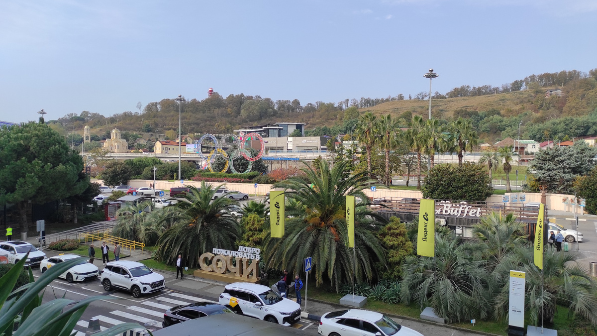 В олимпийском Сочи такси ждут прямо на выходе из аэропорта. Фото: Кирилл Полиенко/Polienko: путешествуем вдвоём