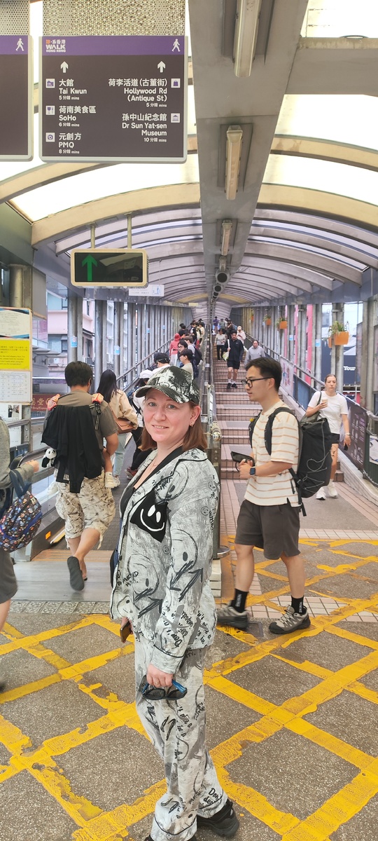 Честно, сбились со счёта, сколько эскалаторов проехали😅.