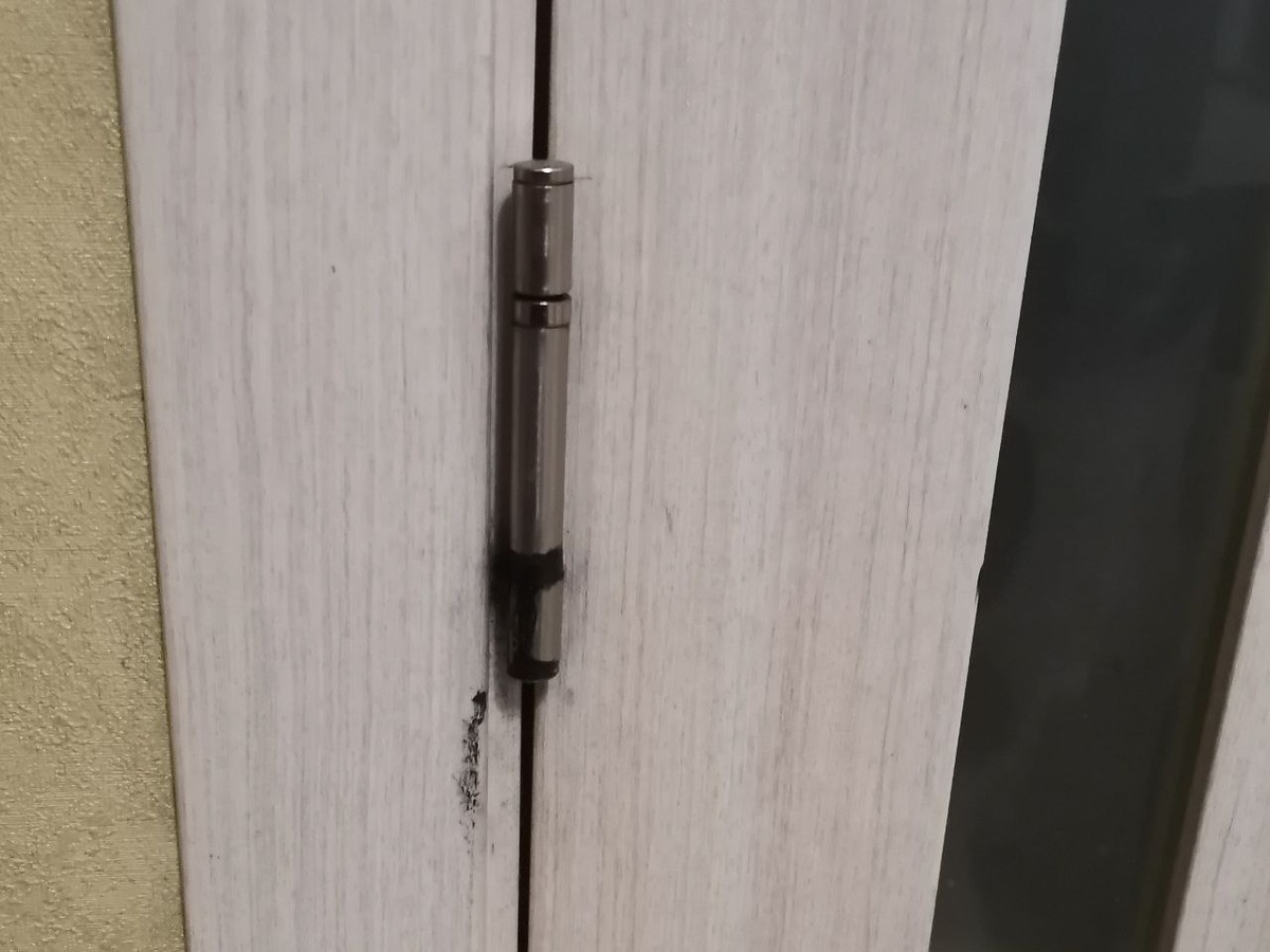 Петли дверей, после работы в смазке, имеют обыкновение покрываться трудно оттираемым мазутом