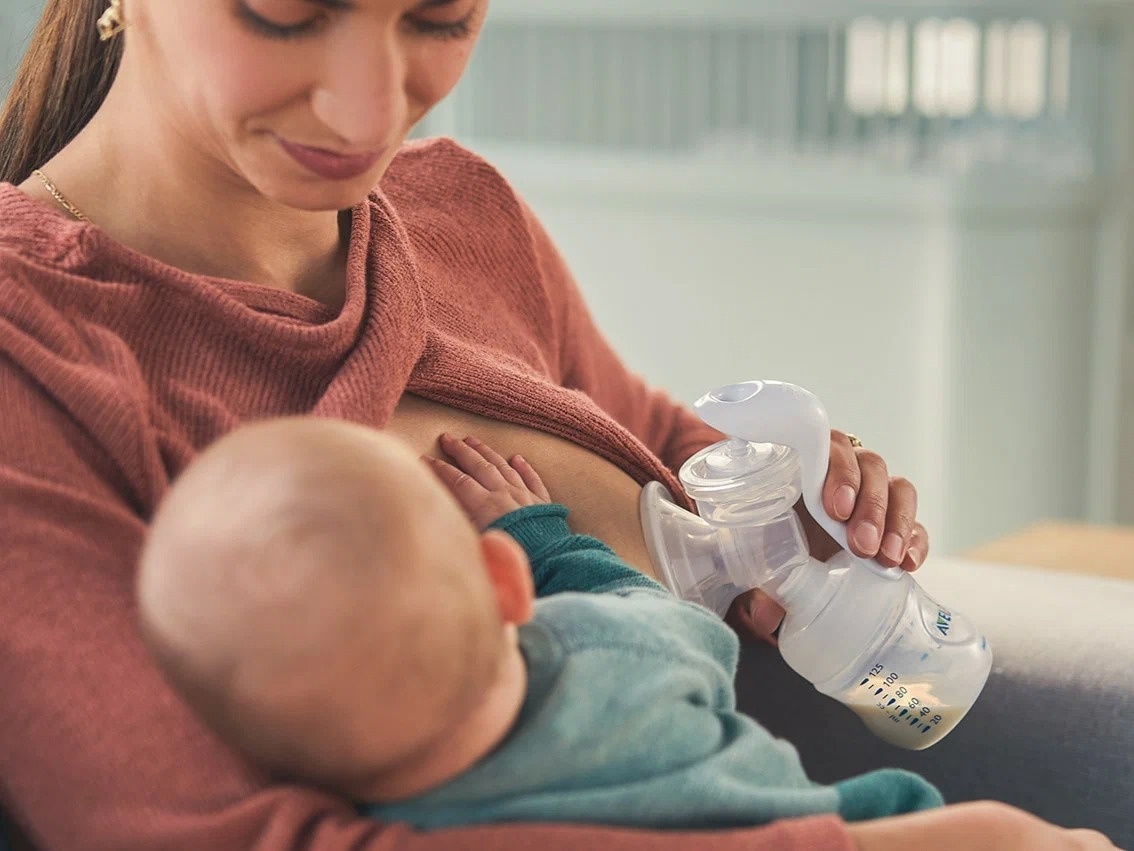 Ручной молокоотсос подойдет, если вы не планируете сцеживаться часто, и он также очень удобен в дороге, путешествиях