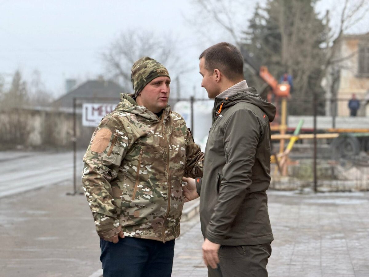 Глава Нижнекамского района Радмир Беляев и вице-премьер РТ Ринат Садыков, курирующий подшефные Татарстану города ЛНРФото: аппарат вице-премьера РТ Рината Садыкова