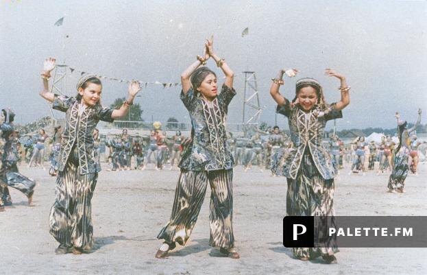 Я использовал два бесплатных ресурса наш от mail.ru и palette.fm третья картинка будет от mail