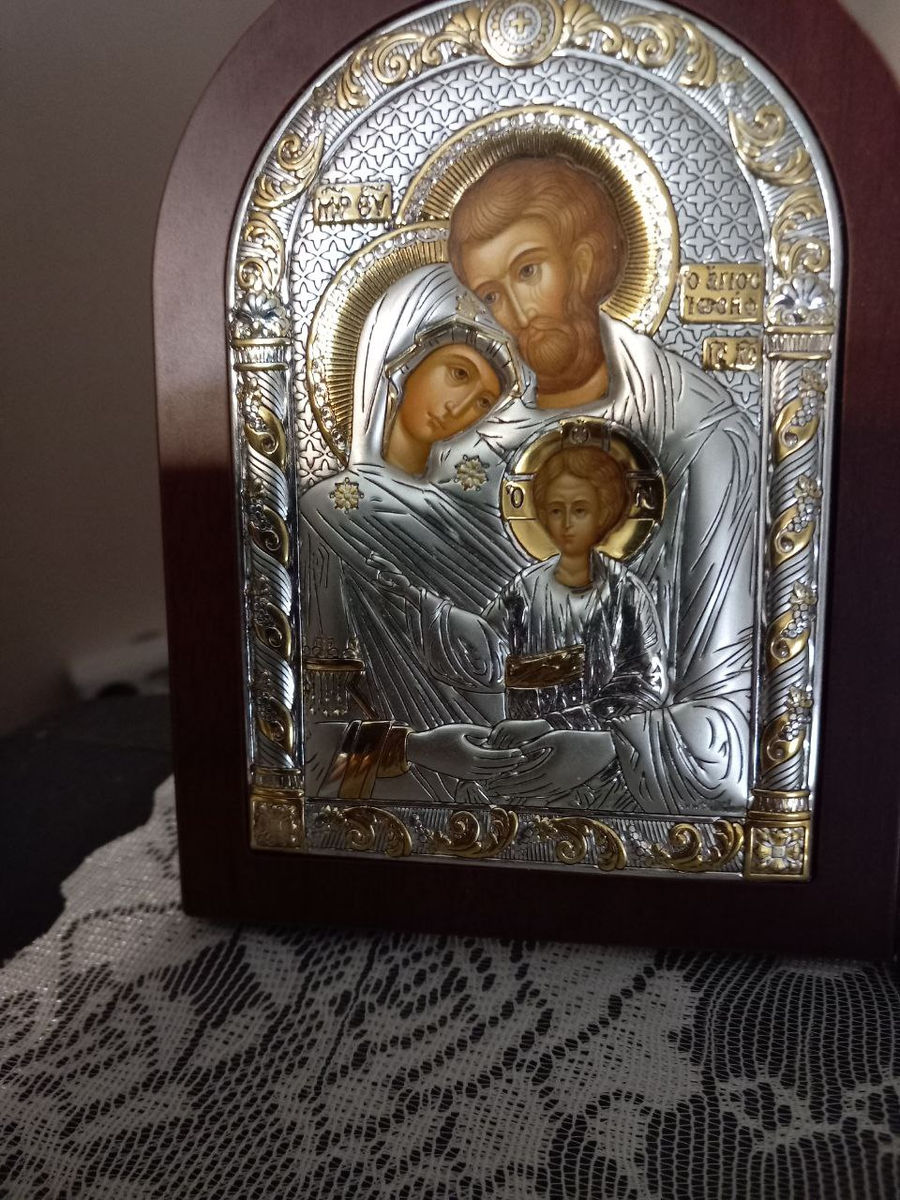 Фото мое. Икона Святое Семейство символ  настоящей семьи - мама, папа и ребенок, их любви. Я ее  покупала в православном магазине онлайн. Потом освящала в нашей православной церкви рядом с домом со мной. На ней  изображены Богородица наша, муж ее Иосиф и Иисус Христос в детстве