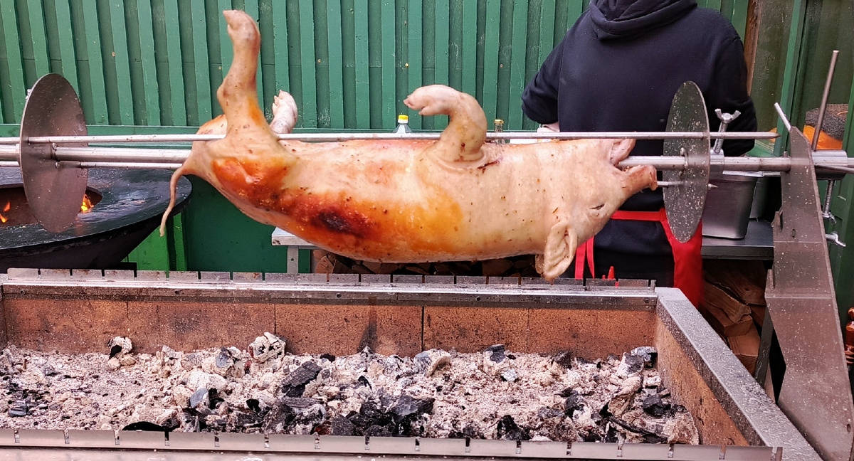 В 100 метрах.., ну давайте так, в 150 метрах от мавзолея...)