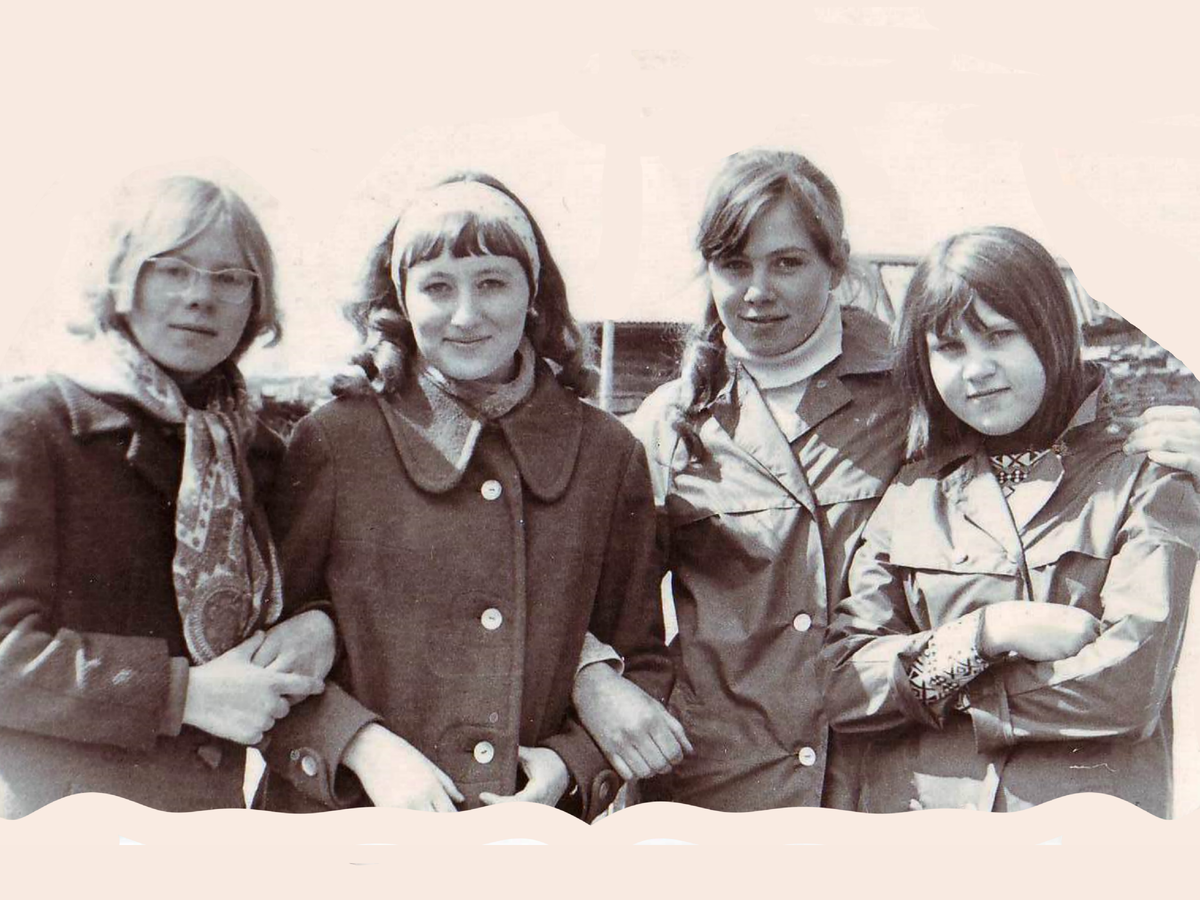 1974 год. 9 класс. Мы с одноклассницами. 