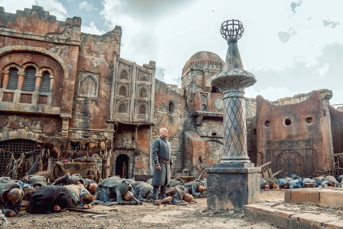    Для сериала "Трудно быть богом" создавался целый мир. Еще на этапе съемок многосерийный фильм назвали русским ответом "Дюне" Дени Вильнёва./Wink