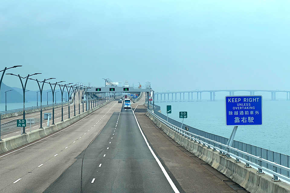 Едем через мост Гонконг - Чжухай - Макао (Hong Kong–Zhuhai–Macau Bridge, HZMB). Это не просто мост, а целая транспортная система, включающая подводный тоннель и искусственные острова. Он соединяет Гонконг, Макао и материковый город Чжухай. Его длина около 55 километров, и он считается самым длинным морским мостом в мире.