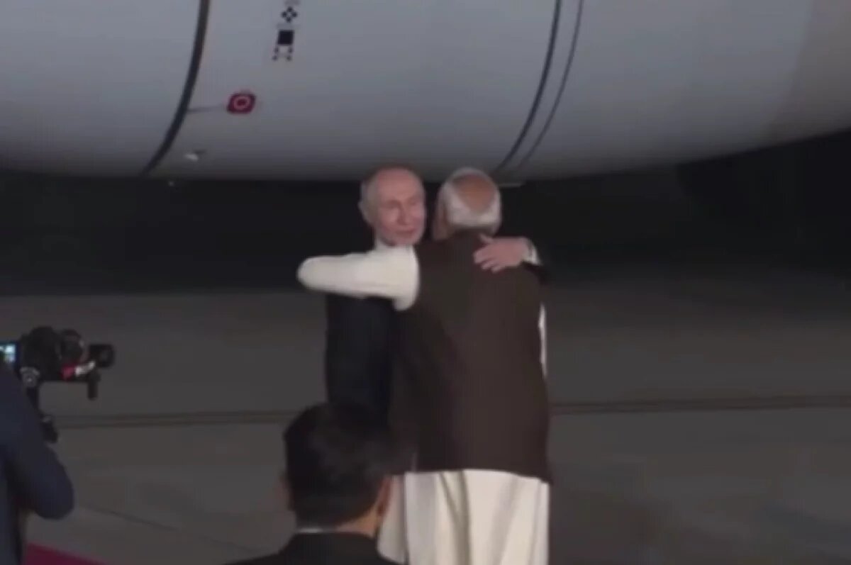    Моди лично встретил Путина у трапа самолета на авиабазе Палам