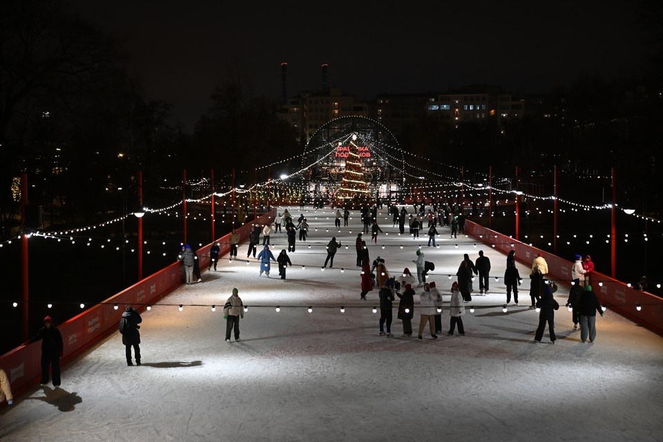    Зимняя сказка в Ростове начинается задолго до первого снега. Иван МАКЕЕВ