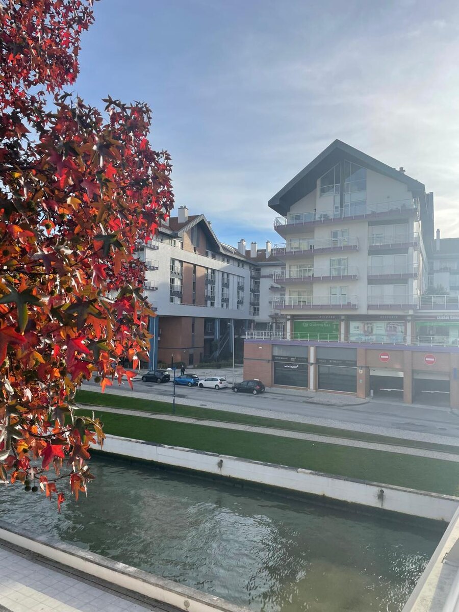 на пути в центр. Здесьс обычные современные жилые дома
