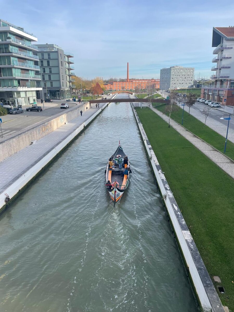а это Гранд канал и лодка, плыващая по нему с туристами