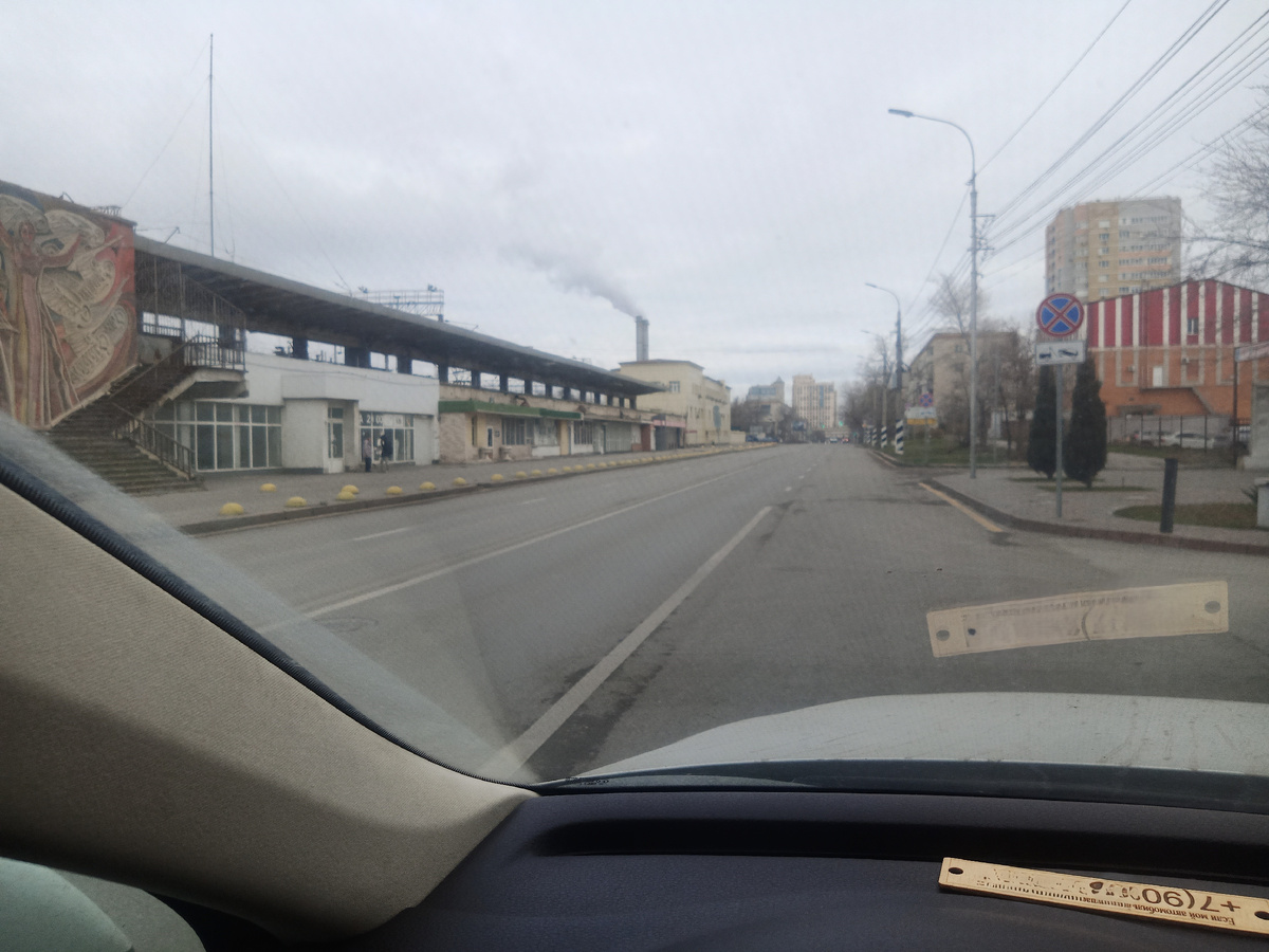 Узкая, забитая транспортом ул.Коммунистическая по просьбе граждан украшена знаками и бетонными заграждениями.