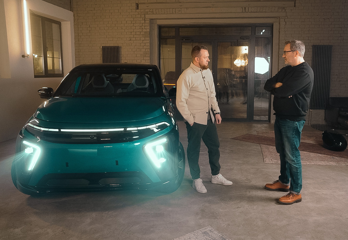 Руководитель Журнала Авито Авто Алексей Бутенко (слева) и дизайнер Александр Павлович (справа). Фото: Журнал Авито Авто