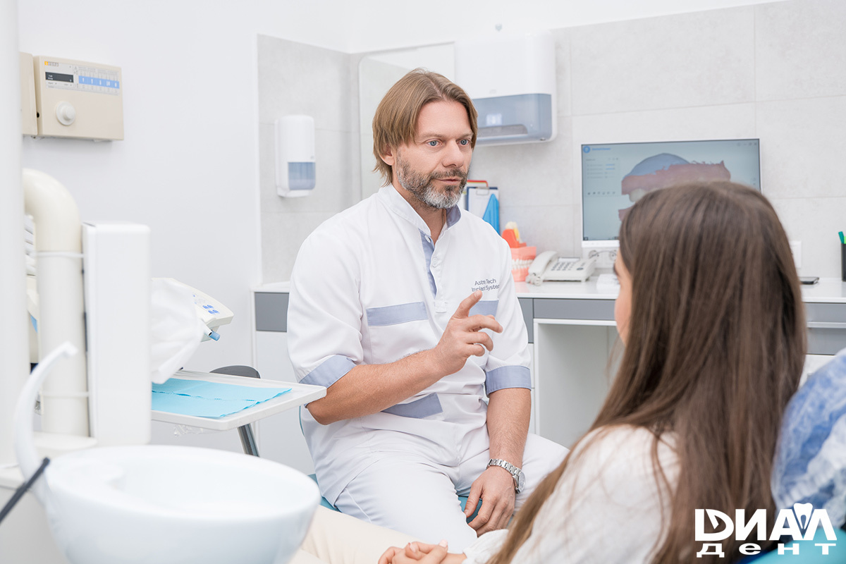 при любых проблемах с коронками на имплантах нужно сразу обратиться к стоматологу-ортопеду