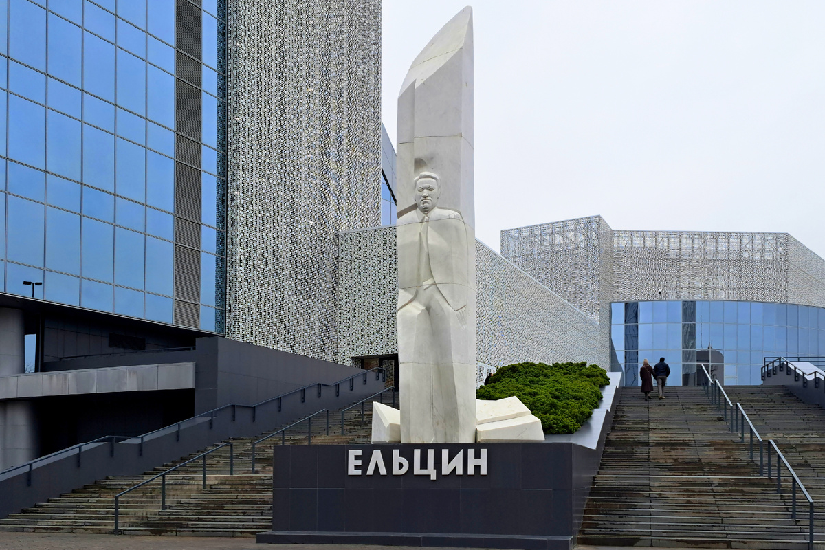 Памятник первому президенту Борису Николаевичу Ельцину у входа в "Ельцин-центр"
