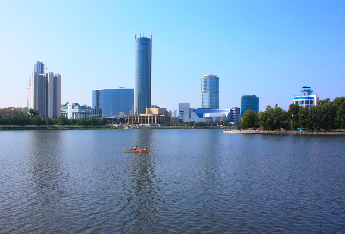 В наши дни панораму екатеринбургского "сити" уже почти невозможно представить без здания "Ельцин-центра" и башни бизнес-центра "Демидов" за ним