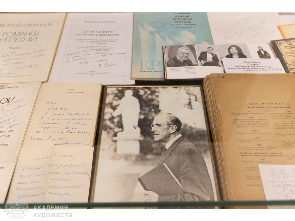 Фрагмент экспозиции «Всё живо, всё – слова и люди. Выбранные места из жизни в искусстве» в Российской академии художеств (Москва, Пречистенка, 21). Фото: Виктор Берёзкин, пресс-служба РАХ. 2025.