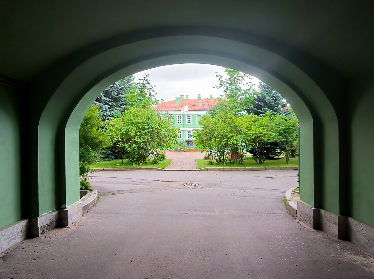 Дворик филфака СПбГУ. Парк современной скульптуры