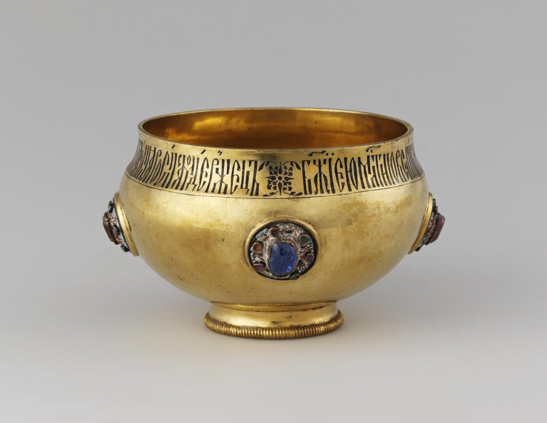 Братина.Россия, Москва, 1654-1676 гг.
Мастерские Московского Кремля.
Серебро, камни драгоценные.
Резьба, чеканка, золочение, скань, эмаль, чернь.
Высота: 9,7 см; диаметр отверстия: 13,5 см.
Принадлежала царю Алексею Михайловичу.