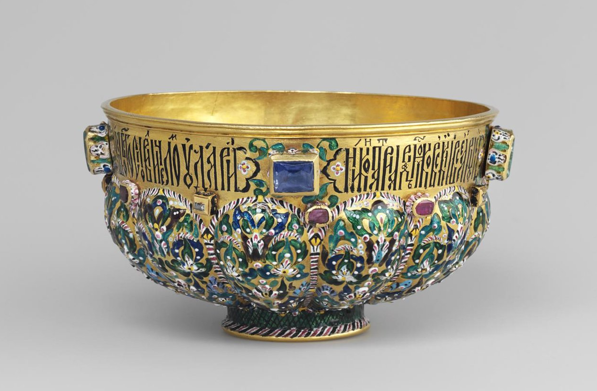 Чаша.
Россия, Москва, 1653 г.
Мастерские Московского Кремля.
Золото, камни драгоценные.
Эмаль, чеканка, резьба.
Диаметр: 14,9 см; высота: 8,4 см.
Подарена в 1653 г. патриархом Никоном царю Алексею Михайловичу.