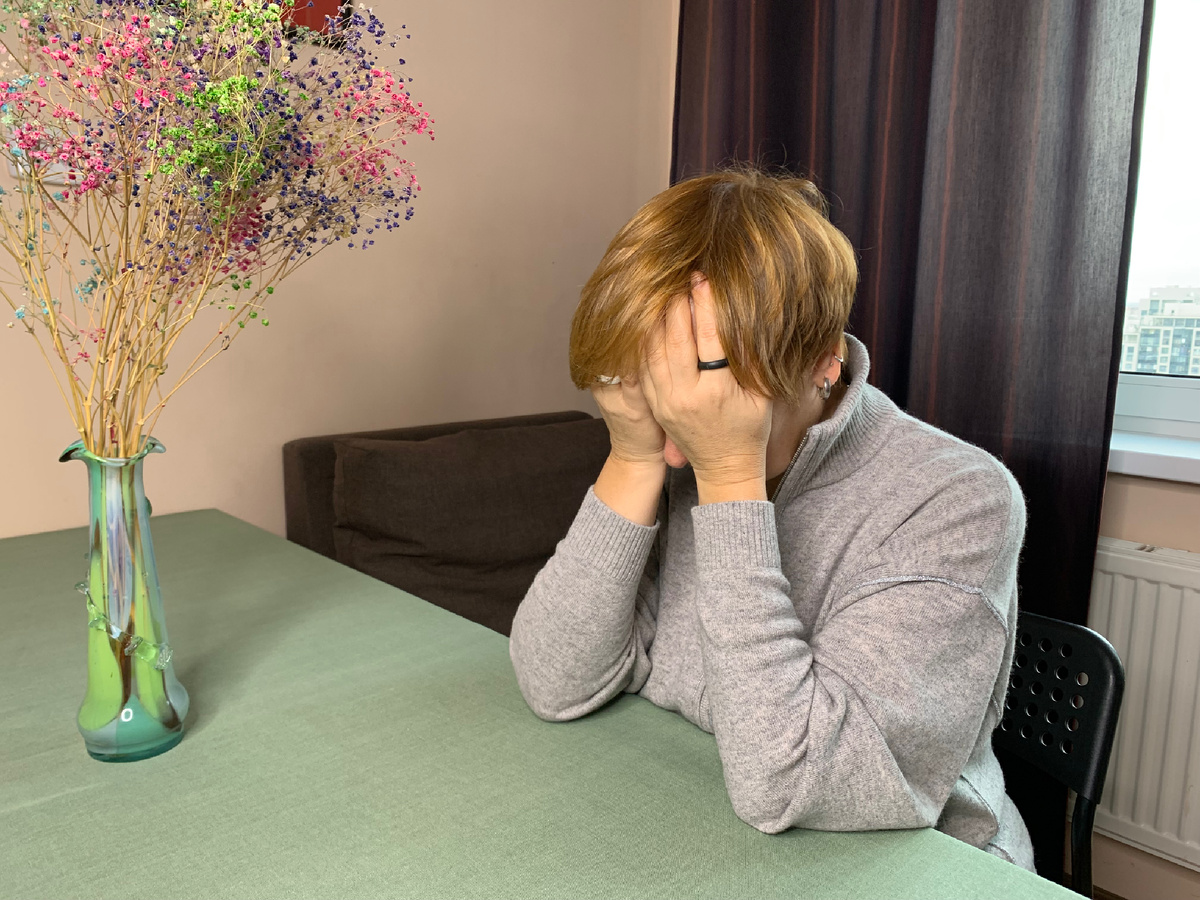 Опора на локти, тело расслаблено, глаза под ладонями закрыты