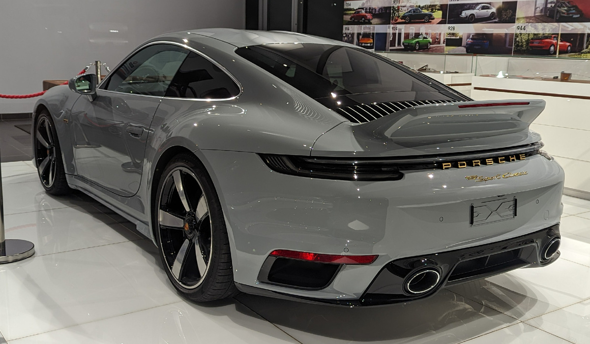 Классический силуэт Porsche 911, олицетворяющий наследие и прогресс бренда.