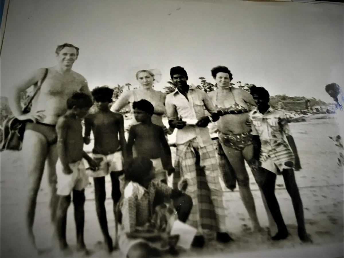  В Махабалипураме на  берегу Индийского океана. (  Я . в шляпе )    Махабалипурам (также известен как Мамаллапурам) — город на Коромандельском берегу в индийском штате Тамилнад,