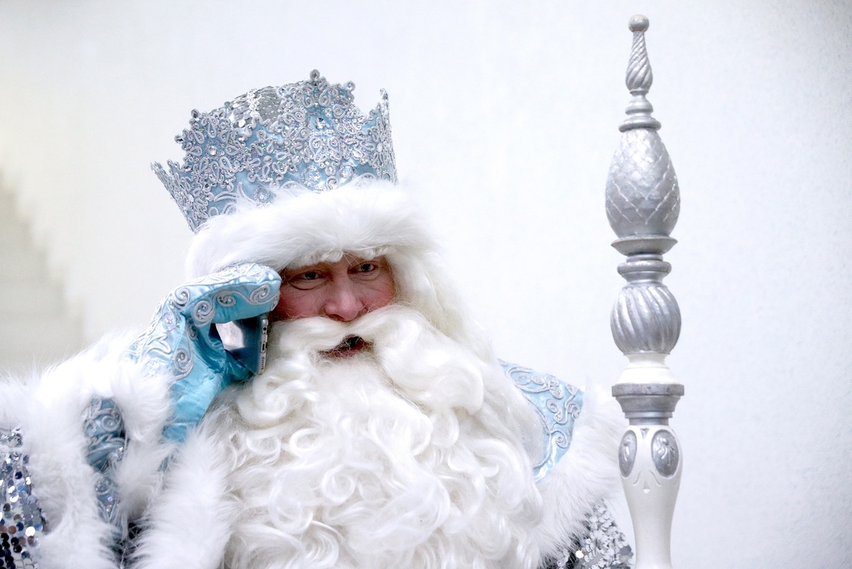    Современному Деду Морозу просто необходимо быть в курсе высокотехнологичных новинок. / Михаил Терещенко/ТАСС