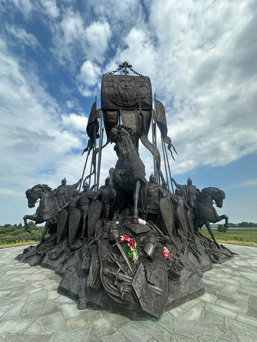 Монумент «Александр Невский с дружиной». Скульптор - Виталий Шанов, архитекторы Константин Фомин и Дмитрий Смирнов.