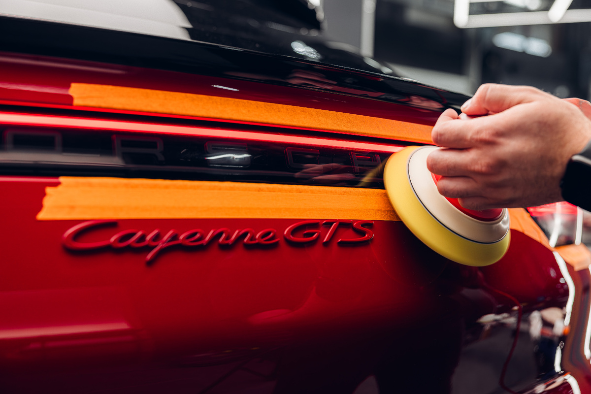 Кузов премиального автомобиля после нанесения керамики в KARAD Детейлинг — глубокий блеск и идеальное отражение.