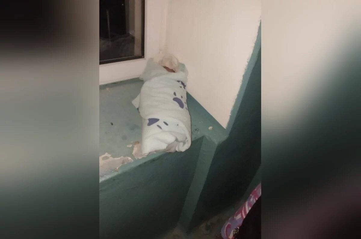    Первое сообщение о плачущем свёртке на подоконнике подъезда появилось в 7:43.