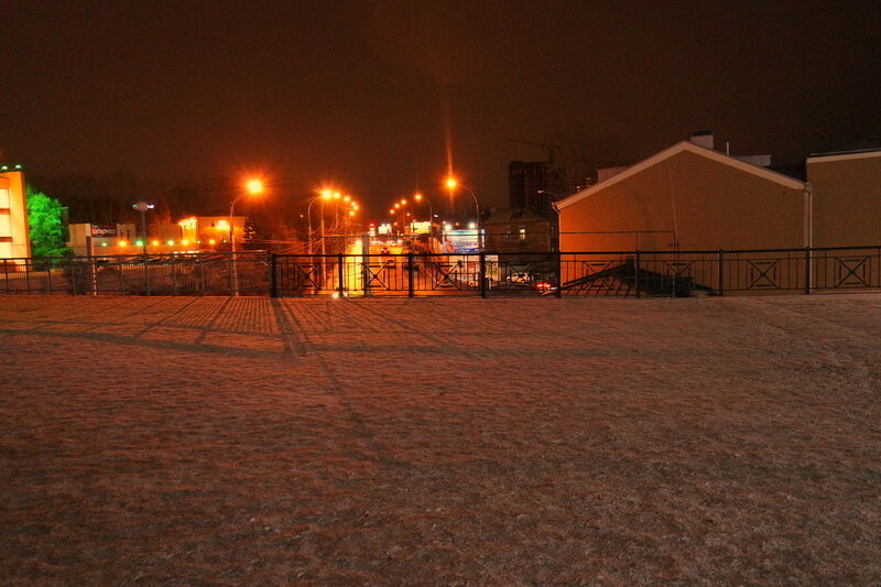 пешеходный мостик от Модного Квартала к Музыкальному театру имени Загурского; листать