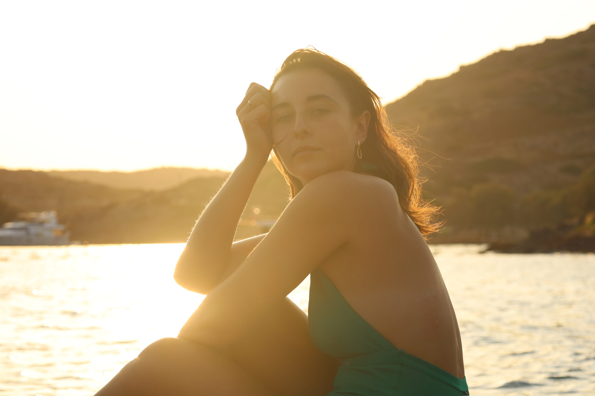 Хорошую работу пожалуйста этой девчонке 