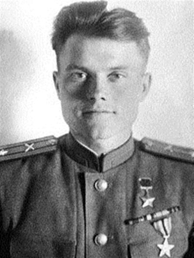 Две Звезды он всегда носил вместе - советскую золотую и американскую серебряную